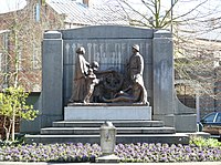 Oorlogsmonument in brons en arduin, te Dendermonde