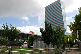 Bahnhofsvorplatz mit Aufnahmsgebäude und Terminal Tower