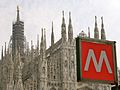 Il cartello della metropolitana con il Duomo sullo sfondo