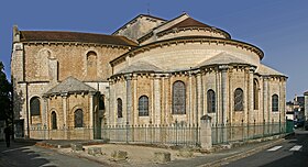 Vue d'ensemble de l'église Saint-Hilaire-le-Grand située à Poitiers, dans la Vienne.