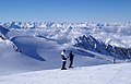 Blick von der höchsten Bergstation über die verschneiten Alpen in Richtung Westen