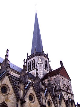 De gedraaide toren van de Notre-Dame