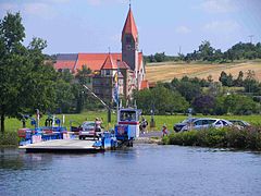 Mainfähre bei Wipfeld, im Hintergrund Kloster St. Ludwig