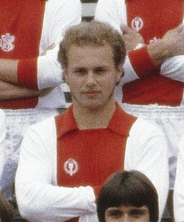 Guido Pen, 24-7-1979, tijdens perspresentatie selectie Ajax, seizoen 1979-1980, in de zeldzame, alleen in dit seizoen gedragen Cor du Buy-kleding. Ajax werd dit seizoen landskampioen, verliezend bekerfinalist, en behaalde een halve finale Europa Cup 1.