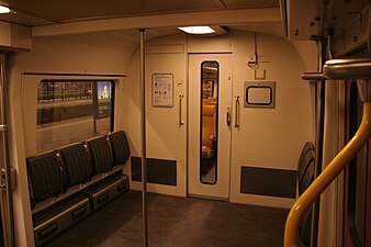 Vestibule d'une voiture Bf avec une 2e classe et une petite bagagerie.