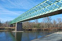 Pont métallique au-dessus de la rivière