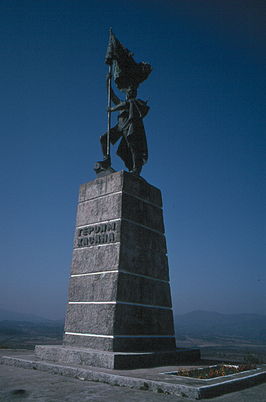 Russisch monument dat vanaf de kliffen uitkijkt over het meer