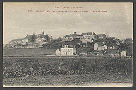 Photographie en noir et blanc d'un village sur une colline.