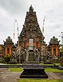 Paduraksa yang berornamen di Pura Puseh Desa Singapadu, Bali.