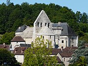 L'église Saint-Martin d'Ajat, devant le château.