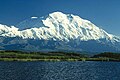 Denali soos vanaf die noorde gesien, met Wonder Lake in die voorgrond.