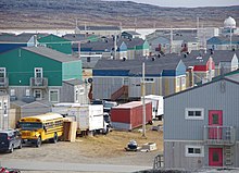 Maisons alignées avec une montagne en arrière-plan