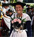 Frau in Miesbacher Tracht mit Kropfband