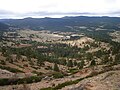 Valo de la rivero Taĵo ekde montopasejo Portillo (1790 m), en la teritorio de Guadalaviar. Ĝi estas inter la Sierra de Albarracín kaj la Serranía de Cuenca, ene de la Universalaj Montoj.