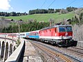 Internationaler Schnellzug mit Lok der Baureihe ÖBB 1044