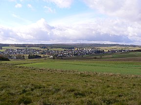 Die Bottenhorner Hochfläche (i.M. 500 m ü.NN) mit Bottenhorn und dem Sendeturm Angelburg im Westen, rechts hinten vor dem Wald die Landebahn des Flugplatzes (Sonderlandeplatz) ICAO-Code EDGT