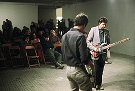 Glenn Branca (rechts) tijdens een optreden in Hallwalls in 1982