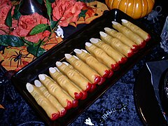 Véres Boszorkányujjak süti (Bloody Fingers Halloween Cake), a hagyományos amerikai ünnepi sütemény halloweenre