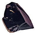 Obsidian, ein type glas som førekjem naturleg, dvs. utan krystallstruktur