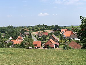 Het gehucht Reine. Links het gedeelte, dat bij Schönhagen hoort, rechts het gedeelte, dat bij Aerzen (Nedersaksen) hoort.