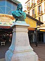 Statue de Jean Étienne Vachier Championnet devant l'hôtel de ville.