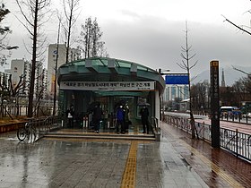 Une bouche d'accès à la station, en 2018.