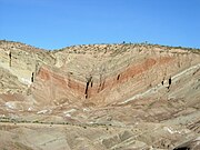 Barstow, California yakınlarındaki Barstow Formasyonu'ndaki Gökkuşağı Havzası Senklinesi. Katlanmış katmanlar.