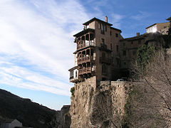 Cases colgaes, Cuenca. L'aprovechamientu estremu del espaciu n'adaptación a allugamientos difíciles y l'usu de materiales autóctonos (la madera abondoso na Serranía) son representativos de l'arquiteutura popular, tanto rural como, nesti casu, urbana.