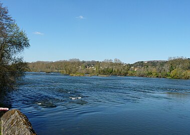 La Dordogne à Pontours, avec vue sur la commune de Lalinde en face.