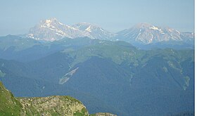 Vue sur le mont Ficht (à gauche) depuis le mont Achichkho à Krasnaïa Poliana.