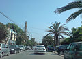 En remontant l'avenue Bougara depuis le fort vers le centre-ville.