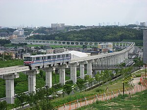 彩都西駅付近を走行する1000系