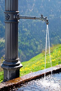 Fontaine en Suisse. Ajutage visible