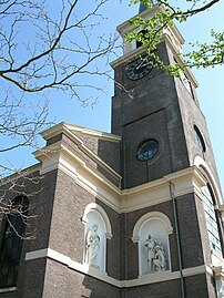 De Sint Martinuskerk, met standbeelden waarvan er één zijn hoofd mist