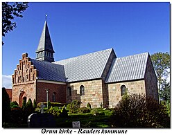 Iglesia de Ørum, Jutlandia Central, nave de granito, entrada de ladrillos