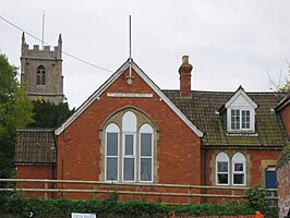 Gemeentehuis, met op de achtergrond de parochiekerk van St. Matthew