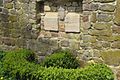 Gedenktafeln in der Kirchhofmauer, die an den ehemaligen Friedhof erinnern, der hier von 1300 bis 1865 lag.