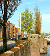 Brug 400 in de Amsteldijk te Amsterdam. De brug werd in 1921 gebouwd en later de naam P.L. Kramerbrug gegeven. Het beeldhouwwerk is van Hildo Krop. Rijksmonument nr. 527854.