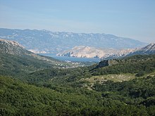 Vue de la ville, de loin, avec la mer en arrière-plan