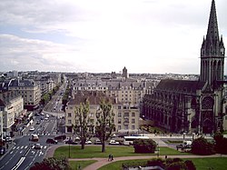 Anvista de Caen, con l'avenita d'o 6 de Chunio y a ilesia de Sant Per de Caen, dende o castiello de Caen