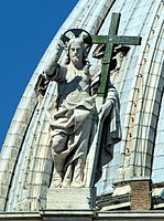 El Cristo Redentor que ocupa el lugar central entre las estatuas de santos de la Plaza de San Pedro de Roma.