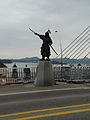 Bronzestatue des Admirals Yi Sun-sin auf der Brücke