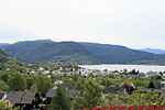 Foto einer an einem Fjord gelegenen Siedlung