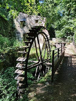 Un ancien rouet avec une roue à aubes préservée à proximité du circuit touristique.