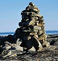 Inuksukjuaq (« très gros inuksuk »), péninsule de Foxe, île de Baffin, Nunavut, Canada (photo d'Ansgar Walk, 26 juillet 2002) aussi Inuksummarik ?