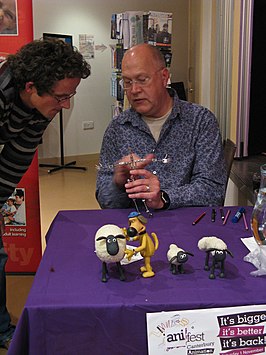 Richard Goleszowski met een aantal figuren uit Shaun het Schaap