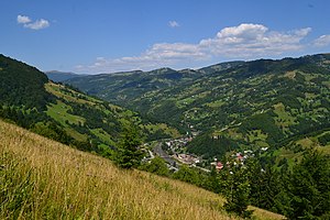 Панорама села і довколишніх гір