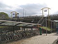 Stationsplein met trapopgangen naar het viaduct