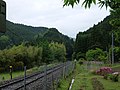 二又トンネル跡 奥の山の切り通し部分（2015年5月）