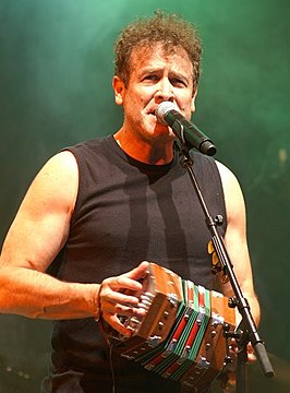 Johnny Clegg met concertina, 2009